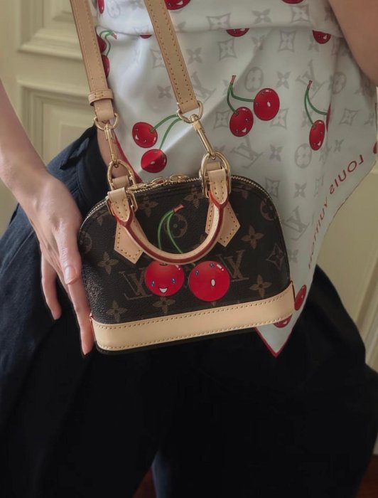 🔥🔥爆款來襲🔥🔥 LV【櫻桃🍒𝐀𝐥𝐦𝐚 𝐧𝐚𝐧𝐨】 最新村上隆限定櫻桃貝殼包來襲  絕對是甜酷女孩的必備神器❗️