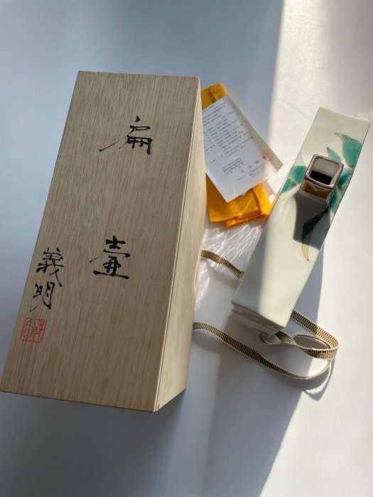九谷燒嚴選山田義明創作雀紋扁壺，瓶口長22公分、寬高23公分，全新原盒