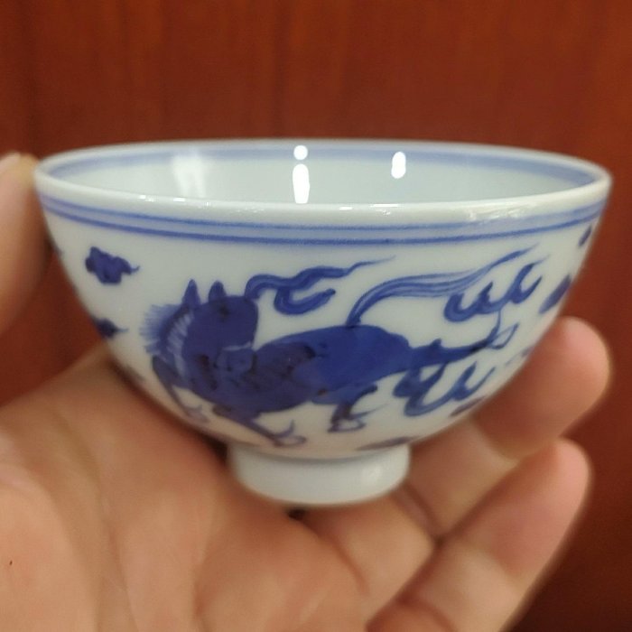 明代青花飛馬紋茶杯，品相完好，胎質細膩，釉色純正，青花發色幽藍