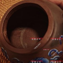 清代中藍彩獅子紋紫砂壺，壺身紫砂材質，做工精致。壺身繪制藍色獅子滾