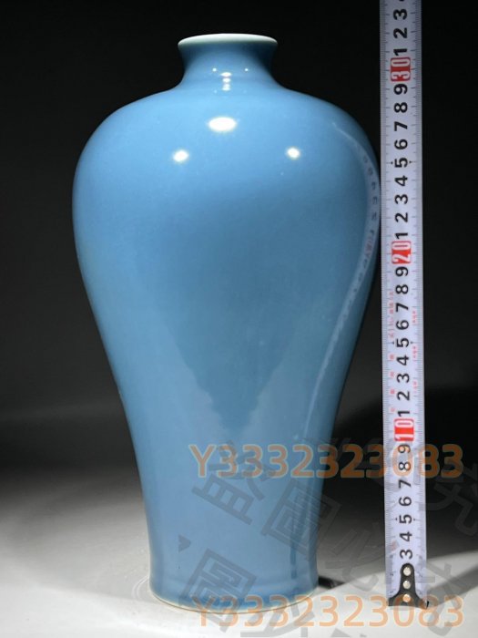 清代雍正天藍釉梅瓶來自景德鎮窯瓶身通體施天藍色釉釉面光潤細膩色澤