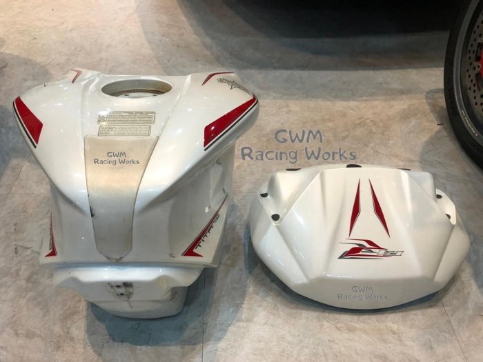 原廠二手 Mv Agusta F4RR 油箱＋空濾外蓋（整組出售）