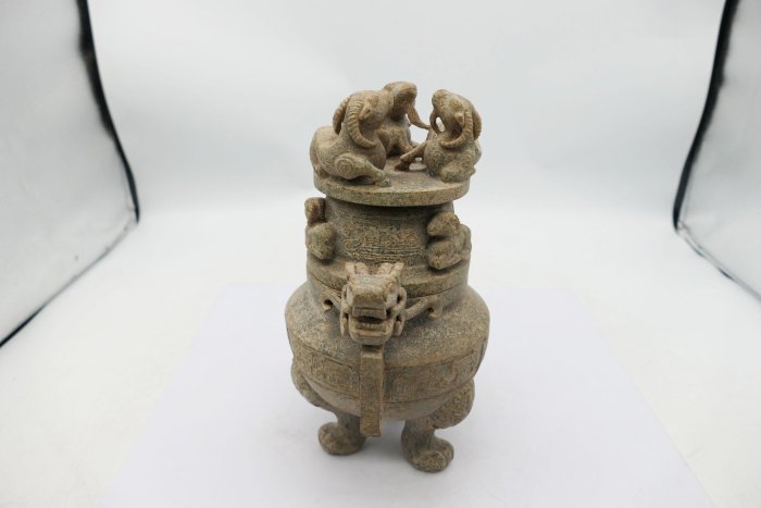 中国　玉石岫玉彫刻　雙耳活環　龍鈕蓋爐　三足香炉　唐木台付　C　5389 中国 玉石岫玉彫刻 雙耳活環 龍鈕蓋爐 三足香炉