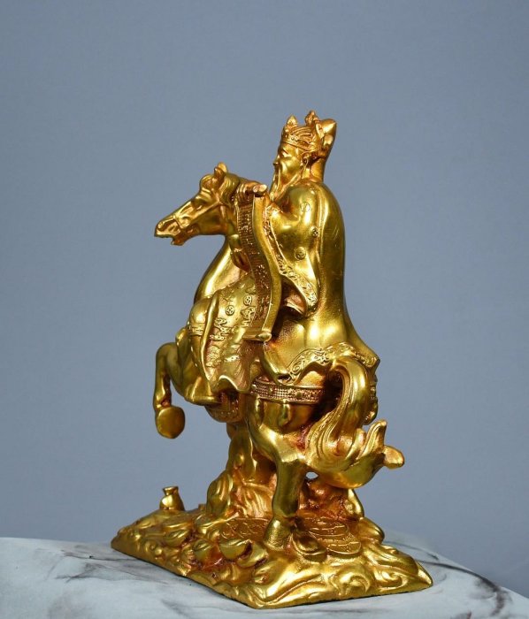 精銅鑄造`黃銅鎏金`高浮雕`財神·胎體厚重，佛像面容圓潤豐滿，通體鎏金