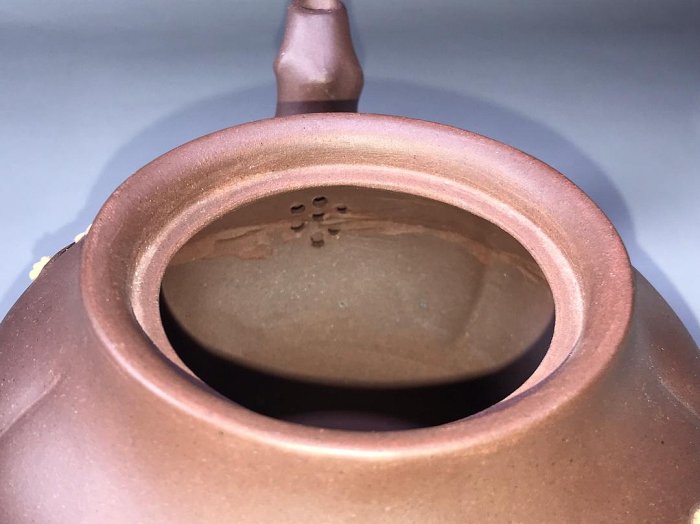 六七十年代董玉鳳作矮梅報春紫砂壺，長21厘米，高9厘米，全美品，蓋款