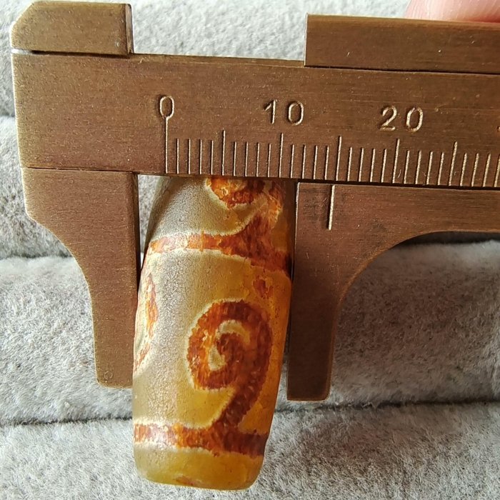 嚴選藏傳瑪瑙青稞供法螺天珠，風化自然美韋，尺寸40x15mm，實拍呈現