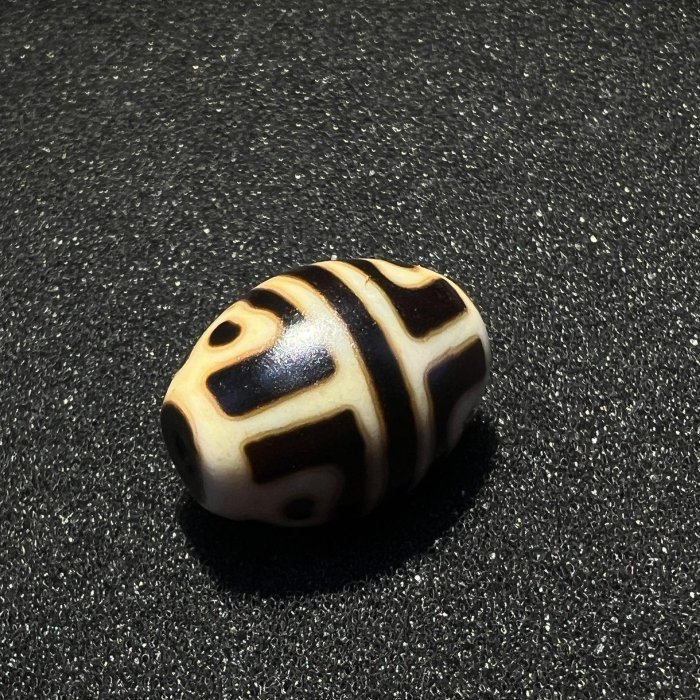 精品藏傳蓮花達洛天珠精品藏傳蓮花達洛天珠尺寸：對孔：22.2mm直徑