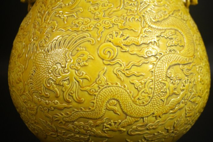 悅年堂--- 清乾隆黃釉宮廷浮雕深刻款龍鳳吉祥圖如意雙耳大花瓶| Yahoo拍賣
