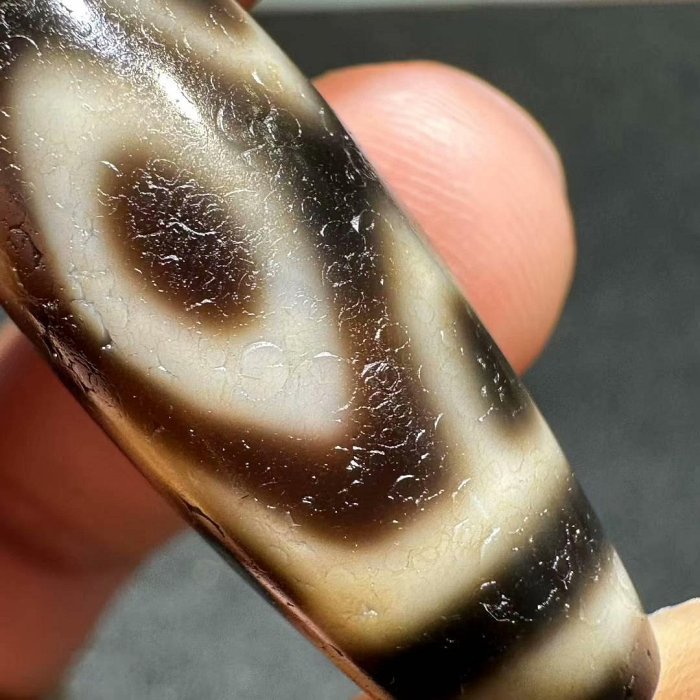 嚴選牙黃手工珠虎牙金剛三眼天珠，尺寸約39x13mm，適合收藏文玩天珠