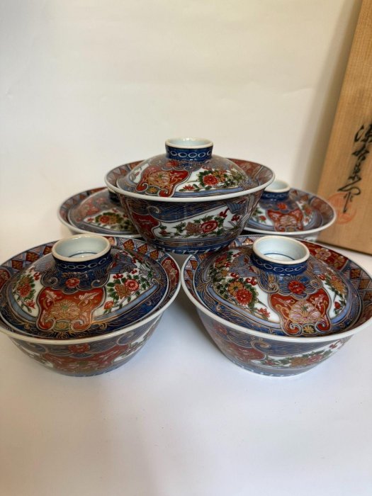 嚴選源右衛門古伊萬里花鳥紋大蓋碗，釉下青花與金彩手繪工藝，附原裝盒