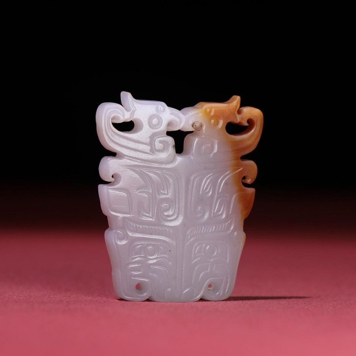 臻品旧藏， 和田白玉微沁饕餮面玄鸟纹，玉佩包浆厚重，沁色入骨，工艺
