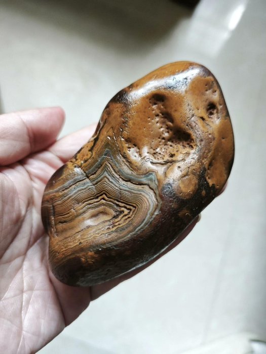 嚴選天然瑪瑙原石，糖心紋路美透肉質細膩，尺寸93mm重325克，適合把手