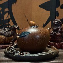 嚴選摹陳鳴遠260cc壽桃壺，原礦老紫泥手工藝品，氣質古樸透香收藏佳選