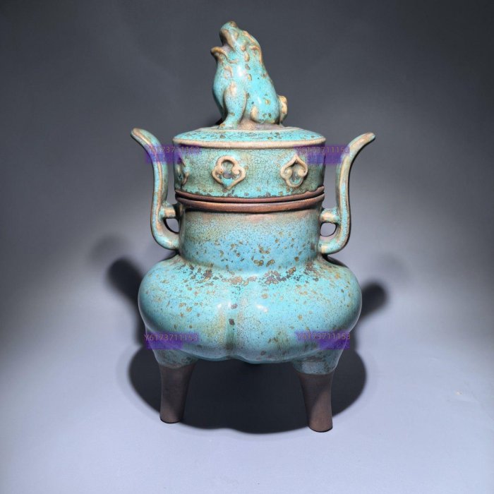 中国古美術•文房具•清時代蓝釉香炉：XG44-1 清代孔雀藍釉開片熏香爐，三足雙耳設計，蓋頂塑獸鈕，造型規整，做工