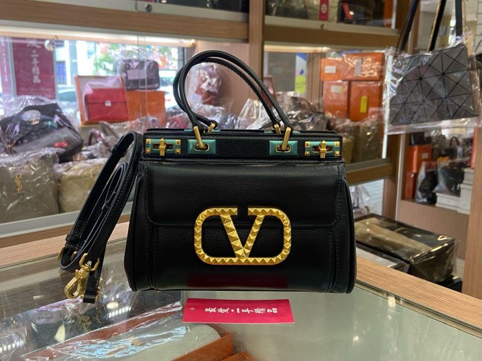 ☆最愛二手精品☆ VALENTINO Garavani Rockstud Alcove近全新範倫鐵諾黑色牛皮金V字前口袋方型釦式手提包斜揹包晚宴包 XH1205