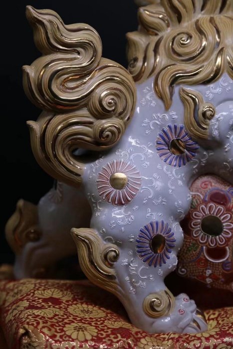 昭和時期九谷燒金彩藍白獅子擺件回流古董瓷，大型唐獅藝術品白色玉雕