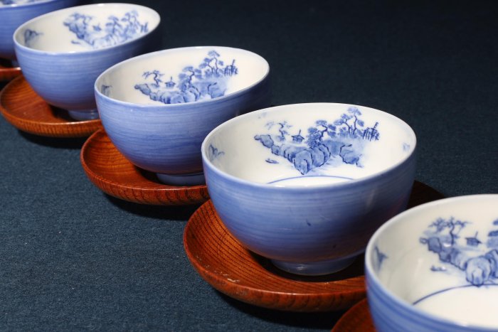 大日本邦山製 染付 青華 貴人台 天目台 盃台 杯台 茶道具 酒器 茶碗 猪口 3/3結標日本手造青花染付山水圖煎茶杯組附木茶托共箱BEB0517 -茶道具侘