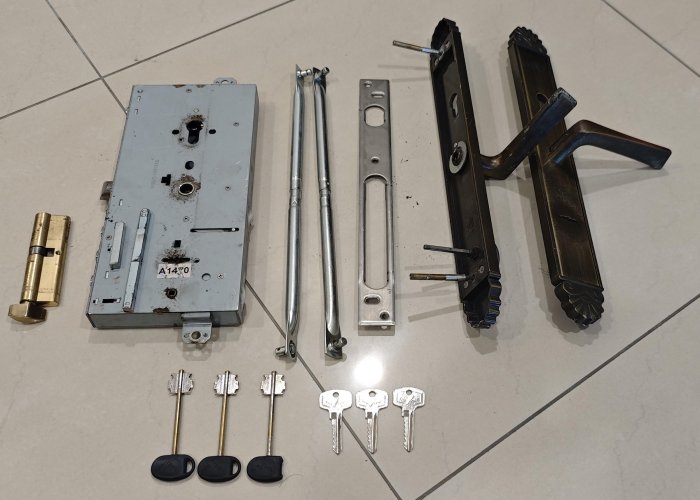 義大利頂級豪宅CISA鎖(內含2份鎖+共6把鑰匙)詳載如圖