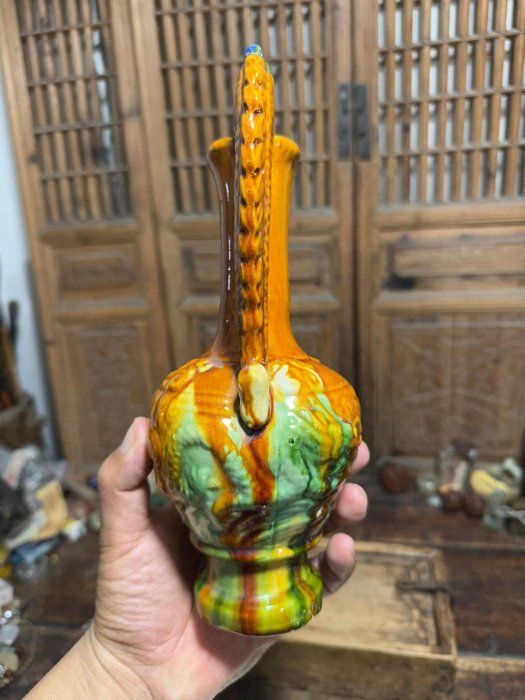 嚴選唐三彩雙龍瓶，23.5公分高古瓷瓶，年代感十足工藝珍藏品，釉色黃綠