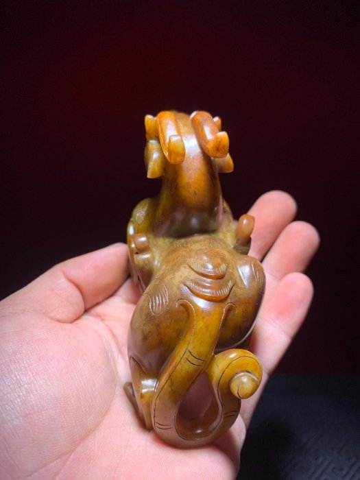 舊高古玉，戰漢玉器，老玉和田玉瑞獸造型獨特，工藝精湛，玉質細膩