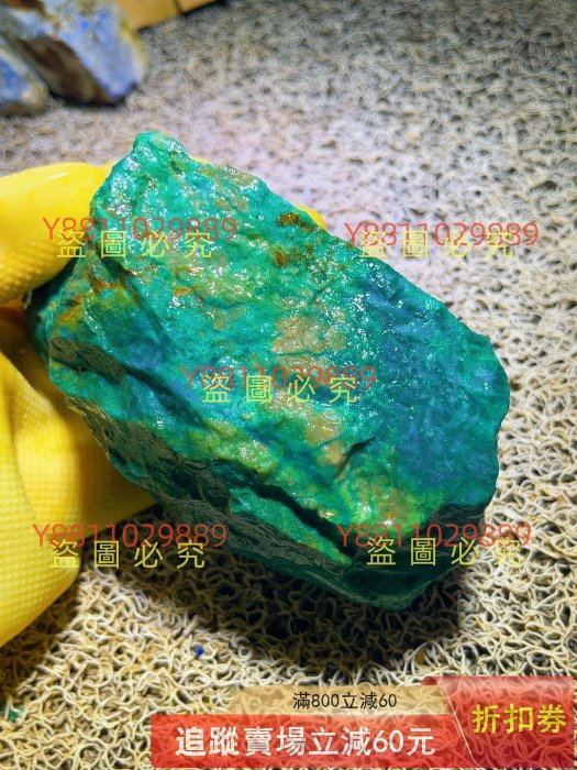 綠松石原石，藍綠色澤純正，795克，面橙黃色紋路點綴，瓷度很好。塊形