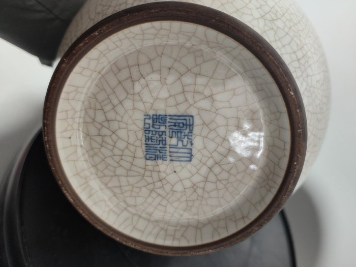 清代乾隆年仿哥窯弦紋瓶，全品無瑕，高30公分，直徑13公分，釉面細膩勻