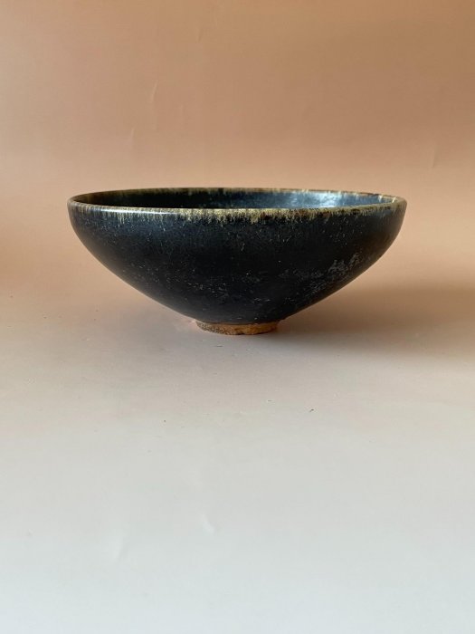 嚴選宋代吉州窯剪紙貼花茶盞，蝴蝶紋樣碗身，黑褐光亮釉色，細膩胎質與