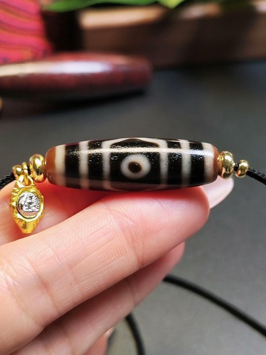 嚴選千年至純天珠孤品，臺灣手工藝臻品限量發售尺寸：適中材質：老天珠