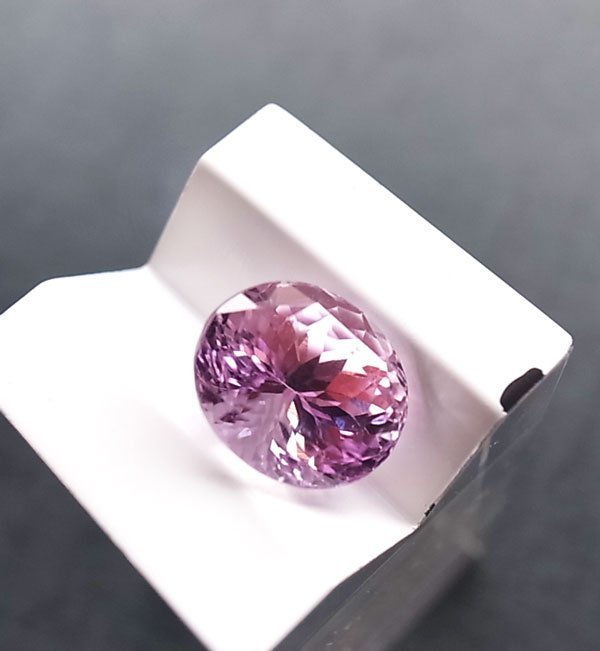 ☆采鑫天然寶石☆**心的綻放** 珠寶級紫鋰輝(孔賽石Kunzite)~濃彩放光