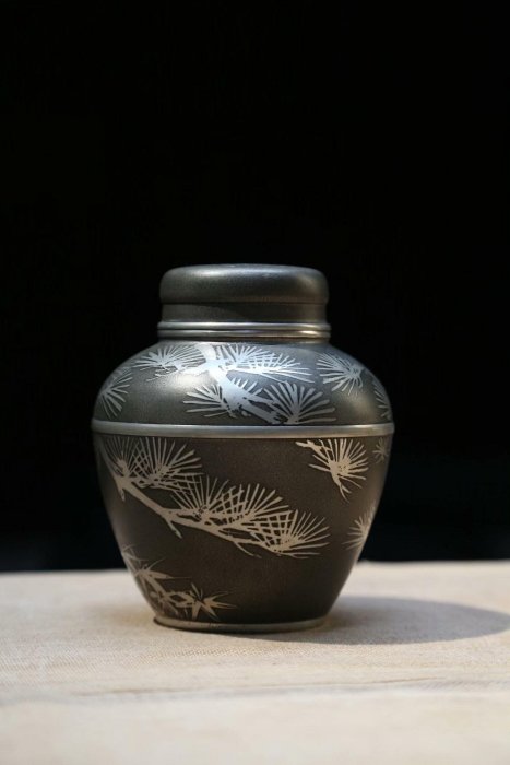 嚴選日本中古茶葉罐，乾茂號錫制松竹梅紋罐，密封性好，錫質優良，修復
