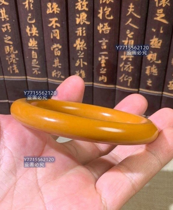 新疆和田玉籽料黃沁手鐲雕工精細，佩戴效果好，玉質晶瑩，玉質熟，糯性