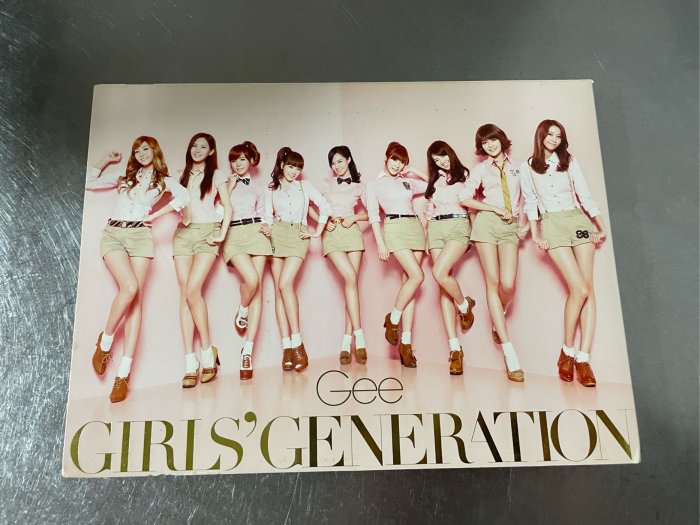 お宝　少女時代　表紙と中に直筆サイン入り　Gee　CD+DVD　初回限定盤 Amazon.co.jp: Gee(豪華初回限定盤)(DVD付): ミュージック
