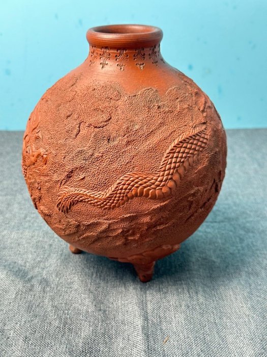 江戶時代百年古董日本回流古備前朱泥花瓶龍紋浮雕三足陶瓶獸首造型手