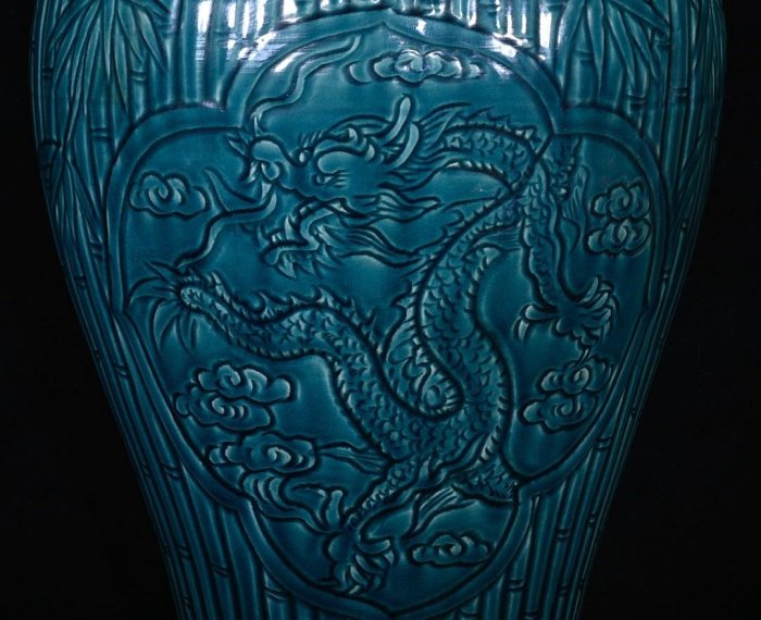 清乾隆年制孔雀藍釉雕刻竹龍紋梅瓶，高38×23厘米??120017530禦窯