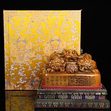 珍藏品乾隆三十八年內務府造辦處製，壽山石田黃石雕刻龍印章擺