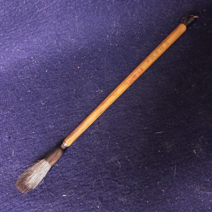 自掖縣著名製筆工坊，19世紀末 打造的四號碧海騰龍鋼筆。歷經歲月雕琢，筆身飽含古樸之美與無比光華， 文人雅士收藏或 。每支都是獨特的存在，值