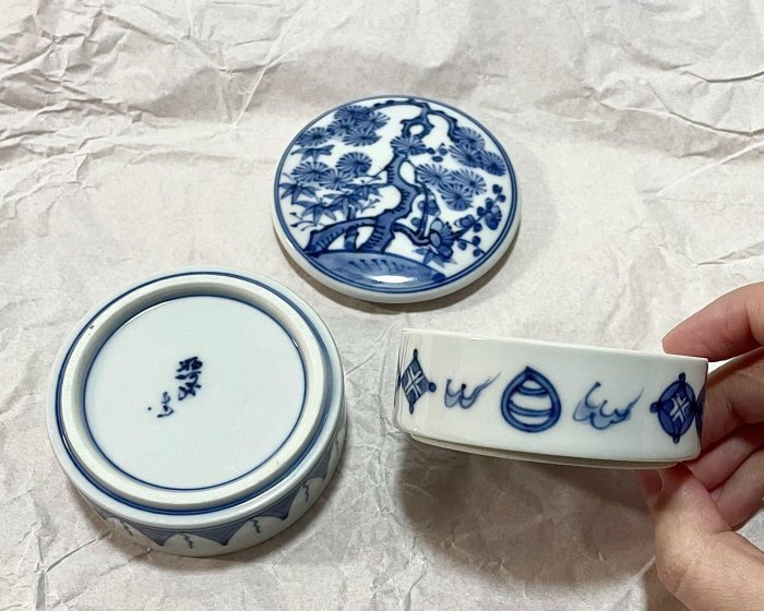 清雍正時代 染付 青花祥瑞花卉文四方印泥盒 蓋盒 香盒 文房香合(A-68) 嚴選日本Vintage平安時代昭阿彌染付青花雙層香盒印泥盒，松竹梅青花全