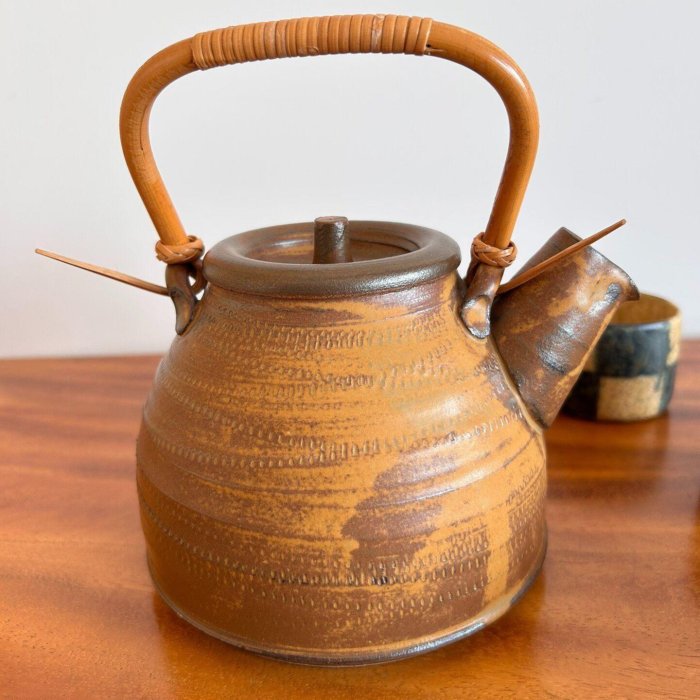 嚴選日本手作南蠻燒茶具組，竹編提梁壺配5杯，古樸大氣一口鍾南蠻燒壺