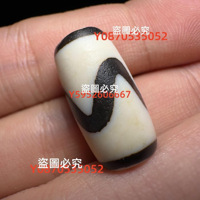 藏傳早期純手工雪域白虎牙天珠單珠約直徑10.7對孔20.5附近共3顆， 天珠