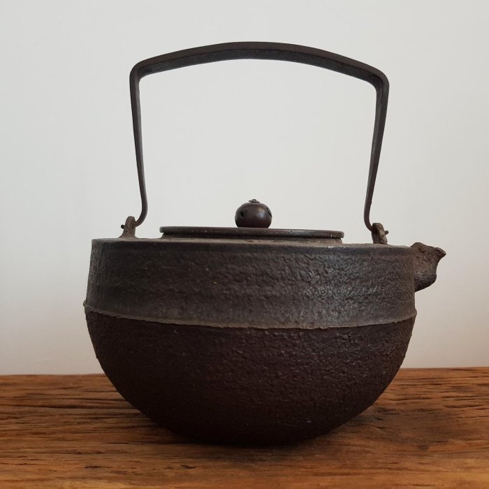 04117 時代鉄瓶 晴寿堂造字紋丸形鉄瓶 紫砂 鐵壷 湯沸 茶器 晴寿堂 大国寿朗 蟹浮彫鉄瓶 | 新栄堂
