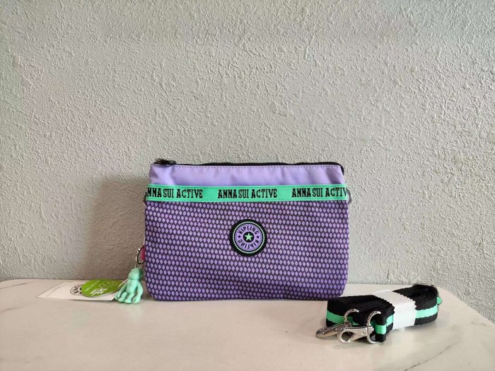鑫森凱莉代購 Kipling Anna Sui Active 聯名系列 K7590 活力網眼紫拼接 斜背包 預購