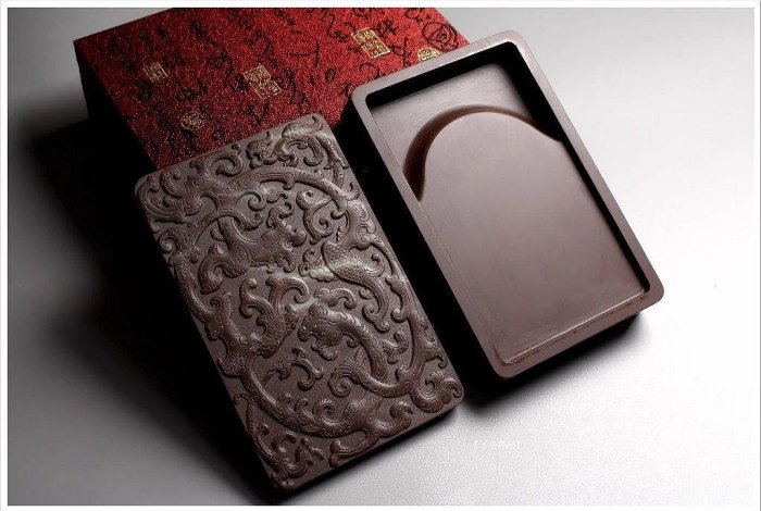 禾洛書屋】D.082 中國名硯(硯台)松花江硯(博古圖騰)老坑紅《收藏硯》錦