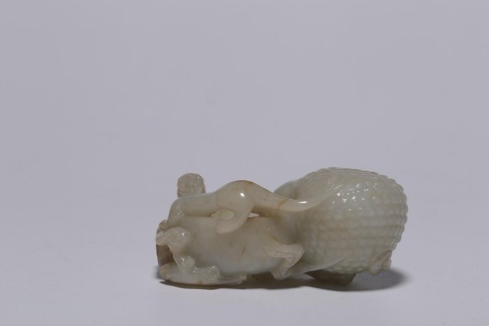 清代，和田白玉螭龍荔枝紋水盂長.6.8CM寬5CM高3CM 取和田白玉為材，玉