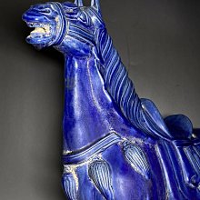 鈷藍釉唐三彩馬造型規整，工藝精細，品相完好，釉色溫潤，甚為難得，實