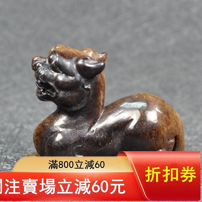 和田玉沁色瑞獸把件，尺寸高5.9cm，長7cm，厚2.7cm，重量154.7g玉質