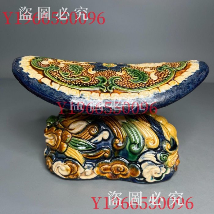 唐三彩瑞獸枕上部黃藍釉花卉紋飾精美，下部藍釉獅子造型生動立體。 器