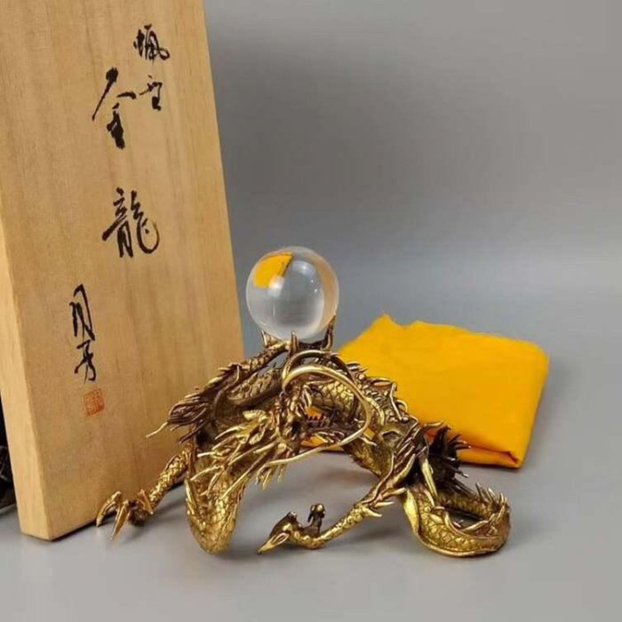 須賀月芳精心打造鑄銅金龍擺件，未使用附原箱與供布，尺寸17×10×9cm