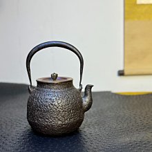 江戶末龍文堂頂級釜師“上田照房”作，茶筅形鐵瓶身款印章“上田造”方章