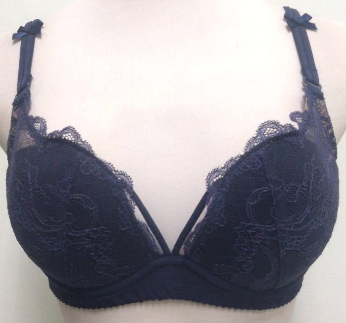 「Qmomo」尺碼：32/70G 薄襯罩杯胸罩/女內衣 👙二手內衣 👙二手胸罩