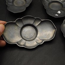 梅形 乾茂號造 古錫 錫製 茶托 嚴選日本老品牌乾茂號錫茶托，木瓜造型純錫製，分量十足適合小杯使用